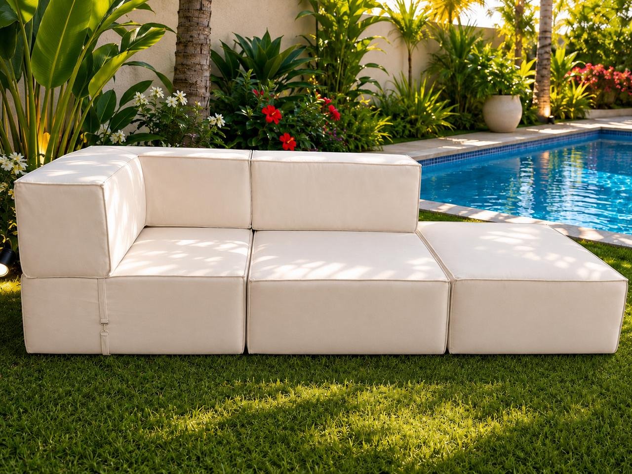 Composição de sofá modular bege ao lado da piscina